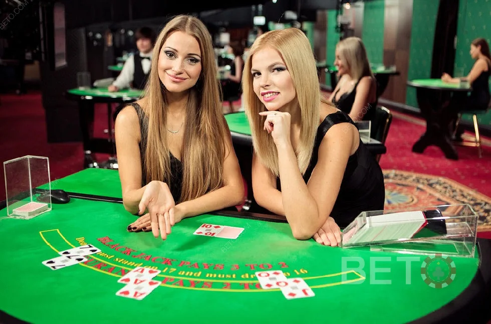 Dealer dan meja baccarat dalam ruang kasino live